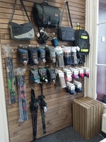 PRODEJ tašek, kabelek, ponožek deštníků a holí - regály od JPL